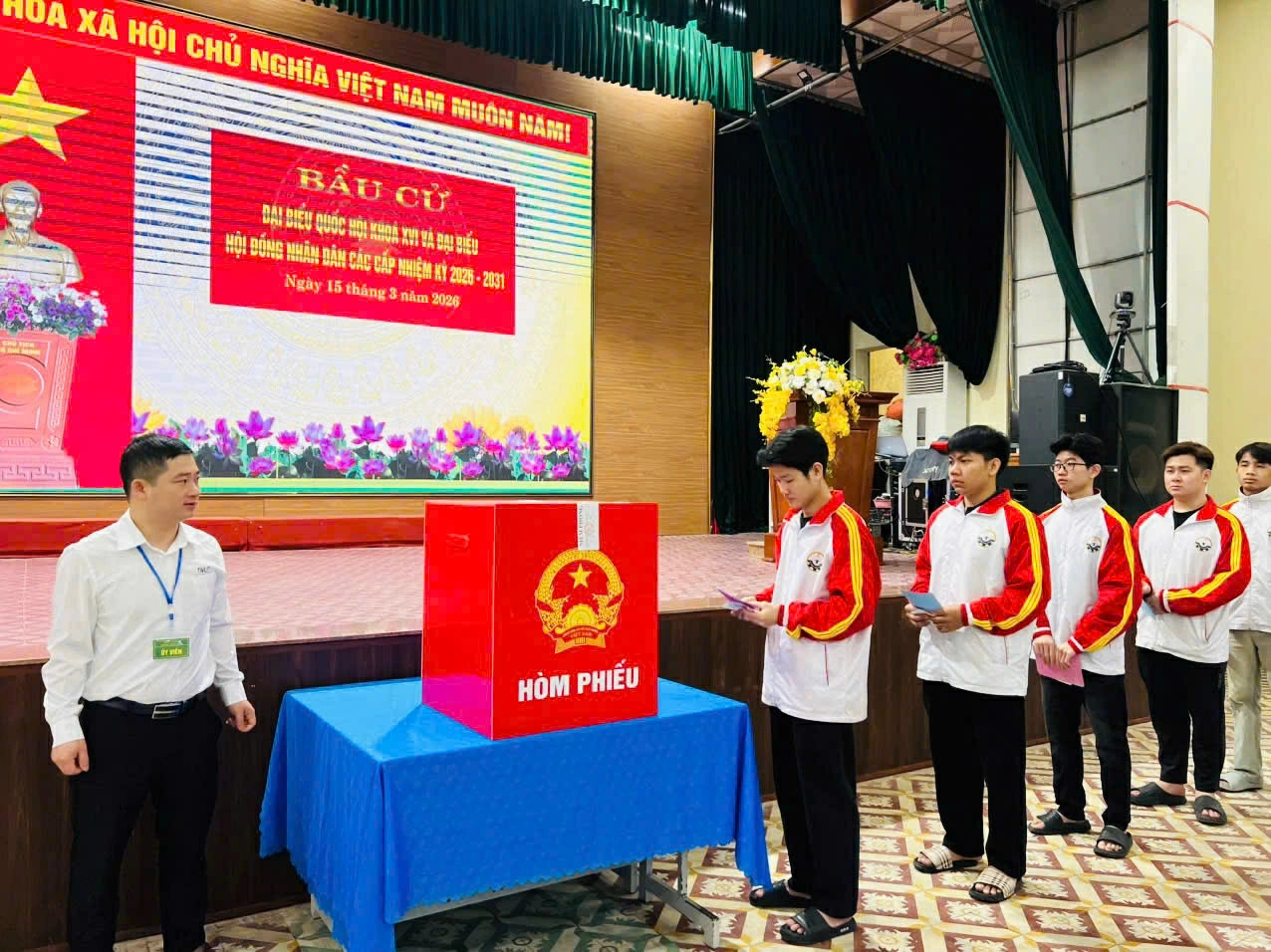 Tại khu vực bỏ phiếu số 14, Trường Đại học Kỹ thuật Công nghiệp- Đại học Thái Nguyên (phường Tích Lương), hơn 600 cử tri là các nhà khoa học, các giảng viên, sinh viên đã tham gia bầu cử