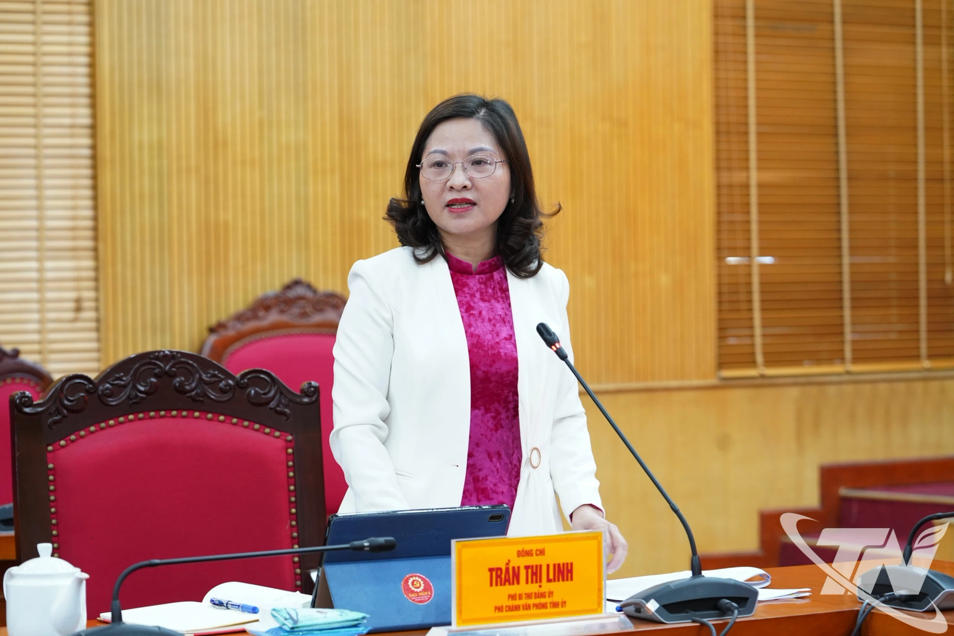 Đồng chí Trần Thị Linh, Phó Bí thư Đảng ủy, Phó Chánh Văn phòng Tỉnh ủy, báo cáo kết quả công tác xây dựng Đảng năm 2025 của đơn vị.