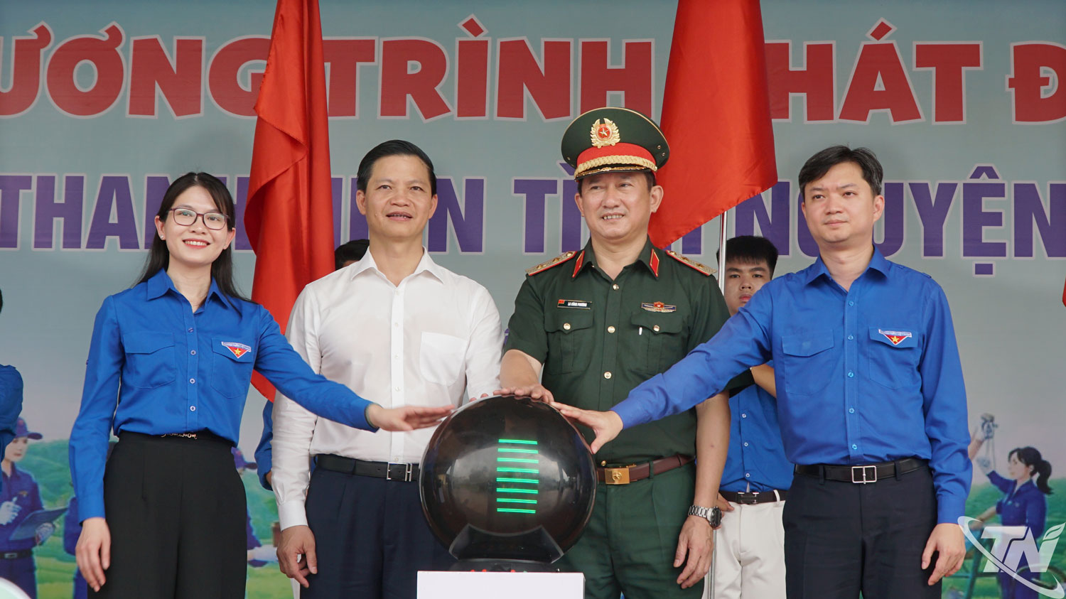 Các đại biểu cùng ấn nút phát động Chiến dịch thanh niên tình nguyện hè năm 2026.