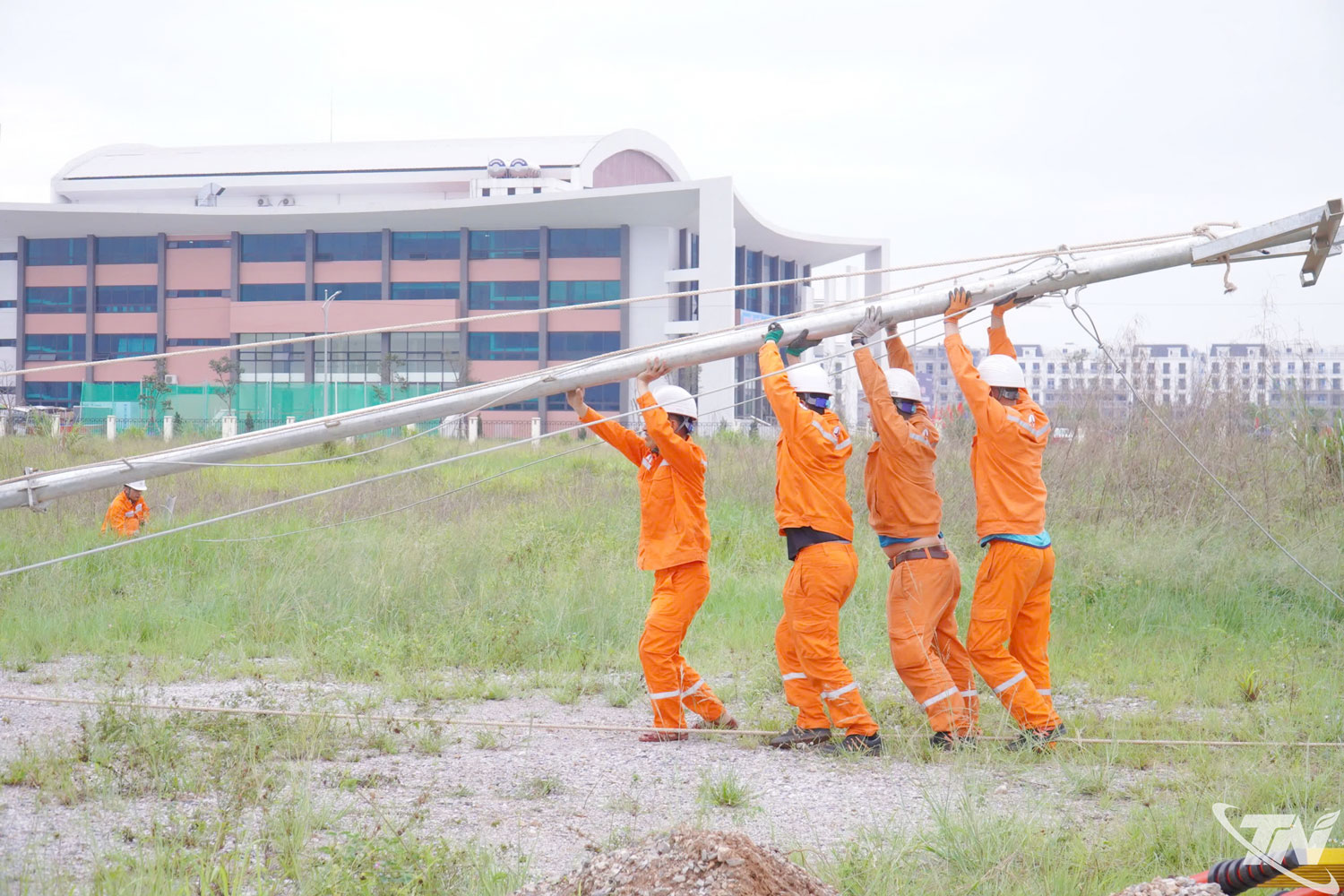 Lực lượng tham gia phối hợp dựng cột điện tạm, xử lý sự cố giả định, bảo đảm khôi phục cấp điện nhanh trong tình huống khẩn cấp.
