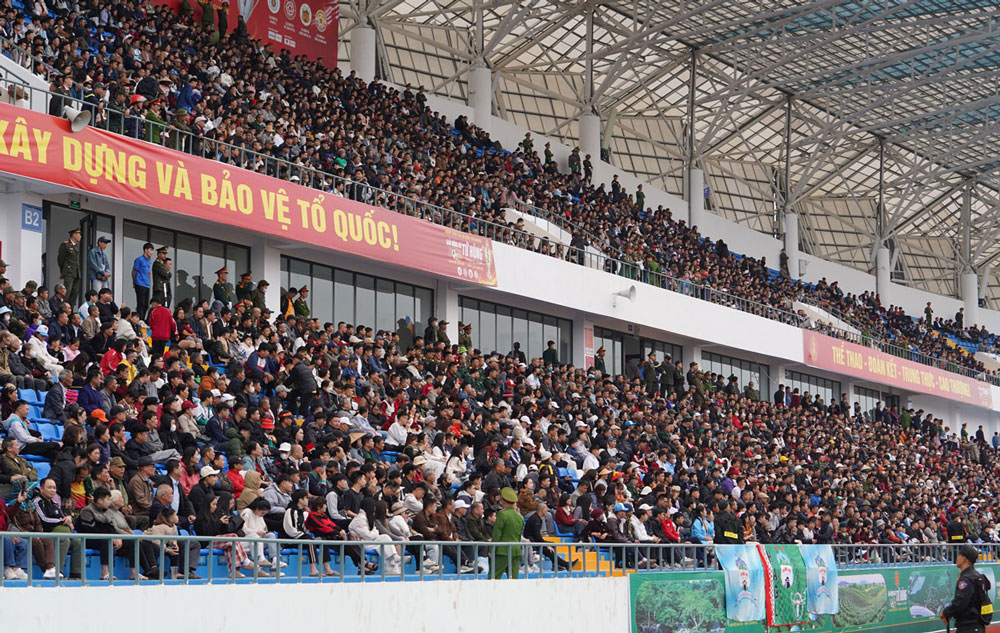 Rất đ&ocirc;ng kh&aacute;n giả đến cổ vũ 2 đội, kh&aacute;n đ&agrave;i gần như chật k&iacute;n chỗ ngồi.