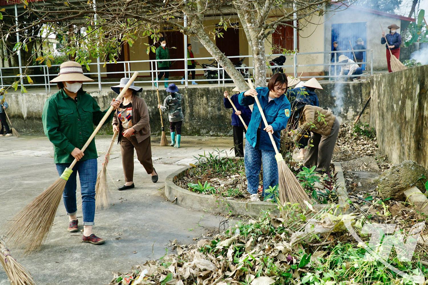 Đ&ocirc;ng đảo người d&acirc;n tr&ecirc;n địa b&agrave;n tham gia dọn dẹp vệ sinh nơi c&ocirc;ng cộng tr&ecirc;n địa b&agrave;n x&atilde;.