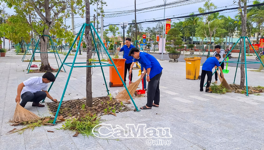 Đoàn viên – thanh niên xã ra quân làm vệ sinh môi trường dọc tuyến Quốc lộ 1A đoạn qua trung tâm hành chính xã, tạo diện mạo khang trang, sạch đẹp.