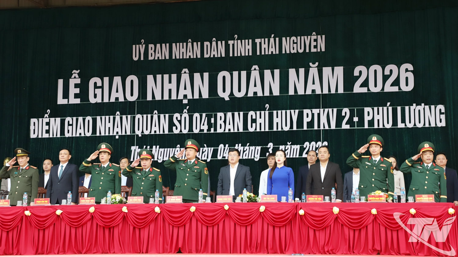 Các đại biểu thực hiện nghi thức chào cờ.