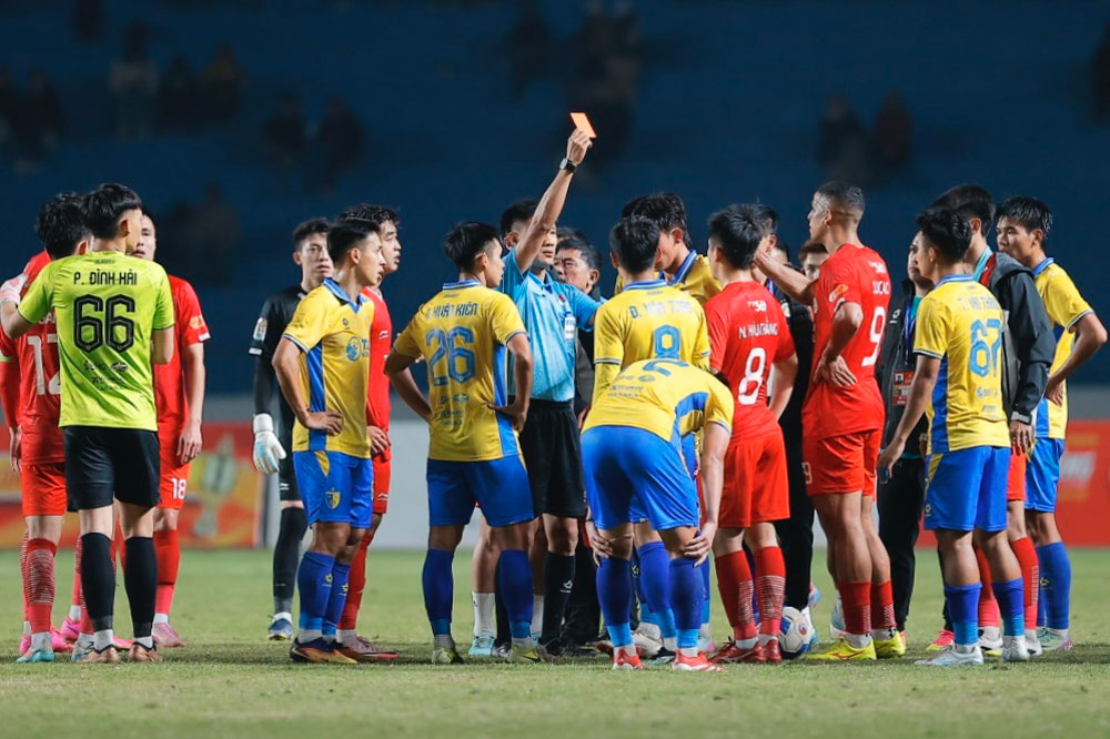 Những ph&uacute;t cuối trận diễn ra cực kỳ căng thẳng, với h&agrave;ng loạt pha va chạm quyết liệt. Ph&uacute;t 86, trọng t&agrave;i phải r&uacute;t ra hai thẻ đỏ.