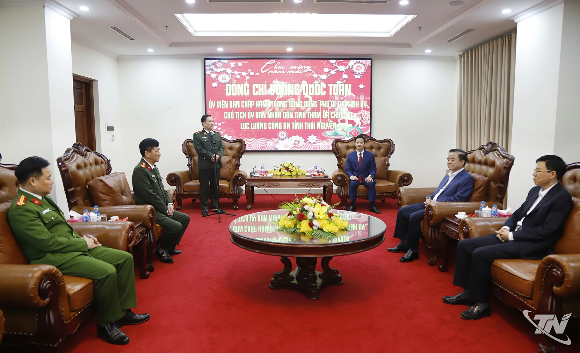 Lãnh đạo Công an tỉnh báo cáo với Đoàn công tác về kết quả thực hiện nhiệm vụ năm 2025.