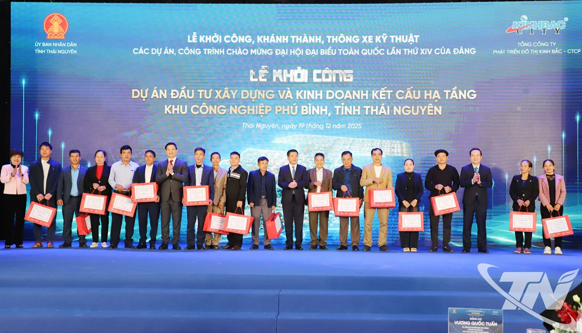 Trao quà của UBND tỉnh cho đại diện nhân dân trên địa bàn 3 xã vùng dự án Phú Bình, Tân Thành, Kha Sơn.