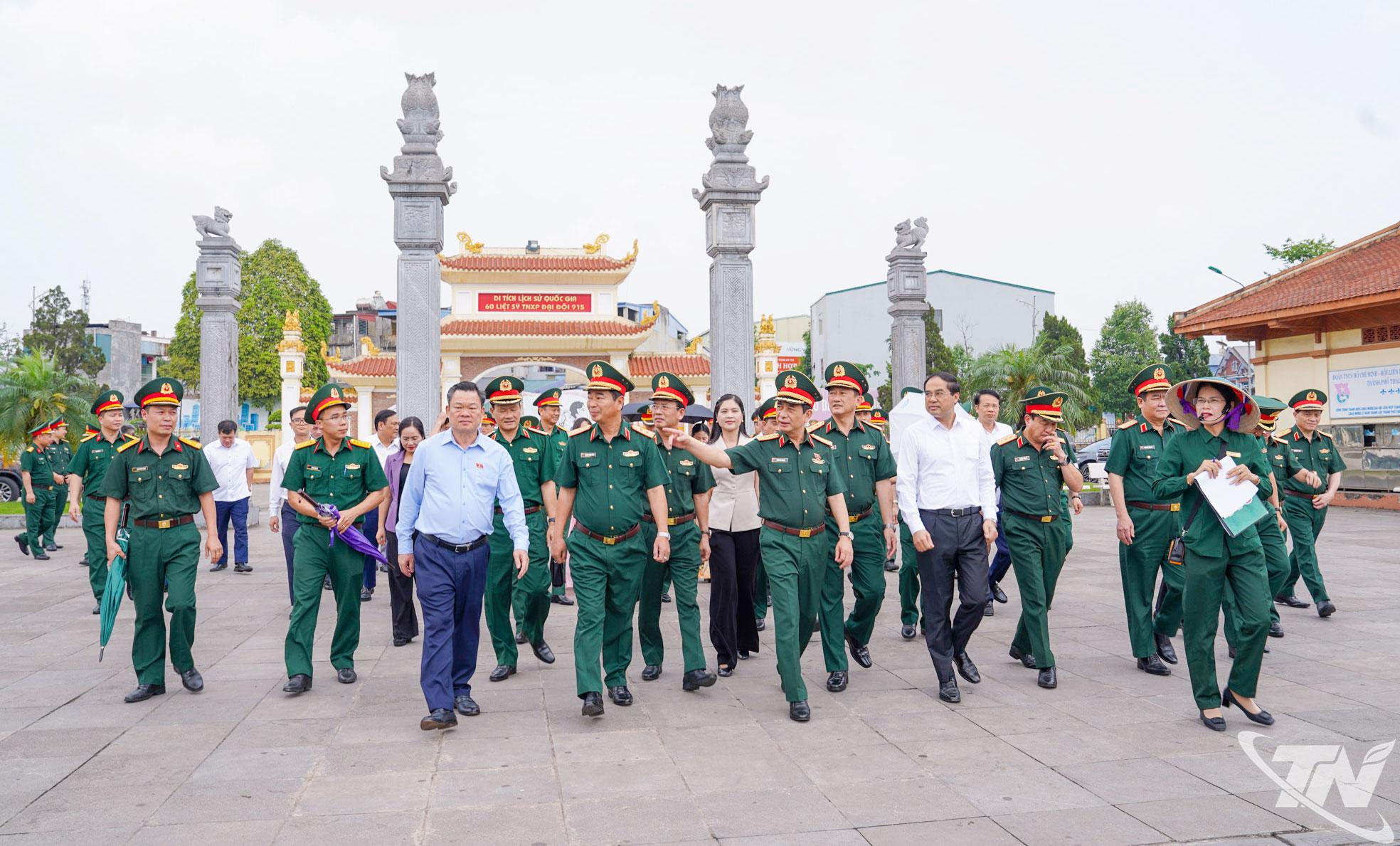 Đại tướng Phan Văn Giang cùng Đoàn công tác đến dâng hương tưởng niệm các Anh hùng liệt sĩ Thanh niên xung phong tại Khu di tích lịch sử Quốc gia 915, phường Gia Sàng.