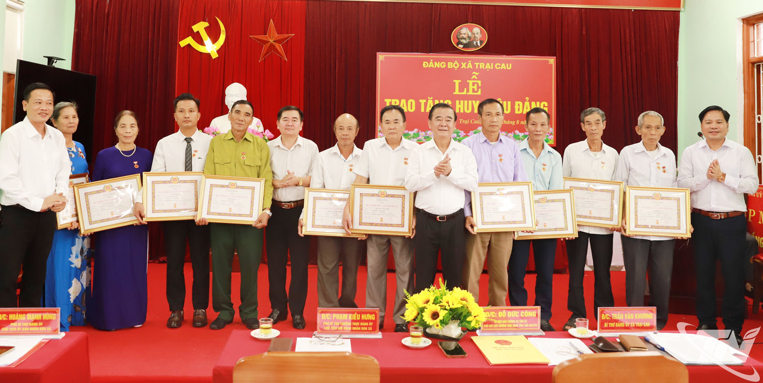 Trao Huy hiệu 30, 40, 45 Đảng cho các đảng viên.