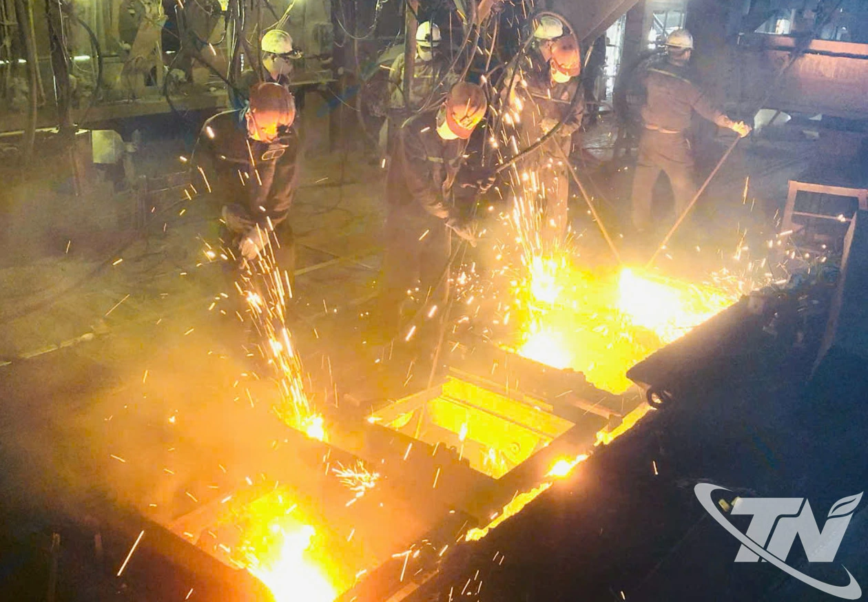 Nấu, luyện thép tại Công ty CP Gang thép Thái Nguyên.