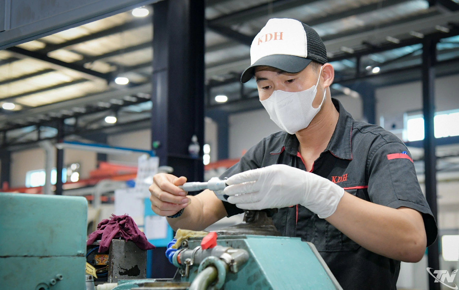 Môi trường làm việc theo ca, kíp, áp lực cao đòi hỏi   người lao động không chỉ có tay nghề mà còn phải   có kỷ luật và khả năng thích nghi.