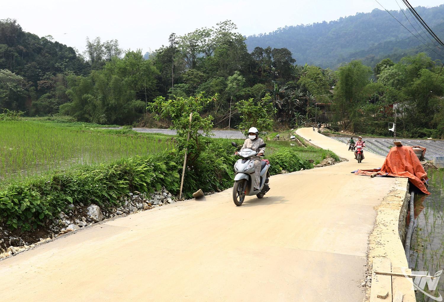Đường liên thôn ở xã Phúc Lộc được đổ bê tông, tạo thuận lợi cho việc    đi lại của nhân dân, thúc đẩy kinh tế - xã hội phát triển.