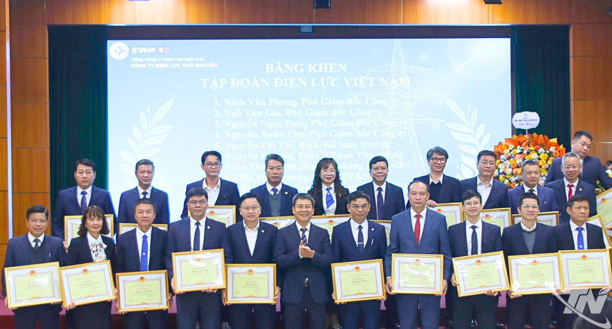 C&aacute;c tập thể, c&aacute; nh&acirc;n c&oacute; th&agrave;nh t&iacute;ch xuất sắc trong năm 2025 được nhận khen thưởng.