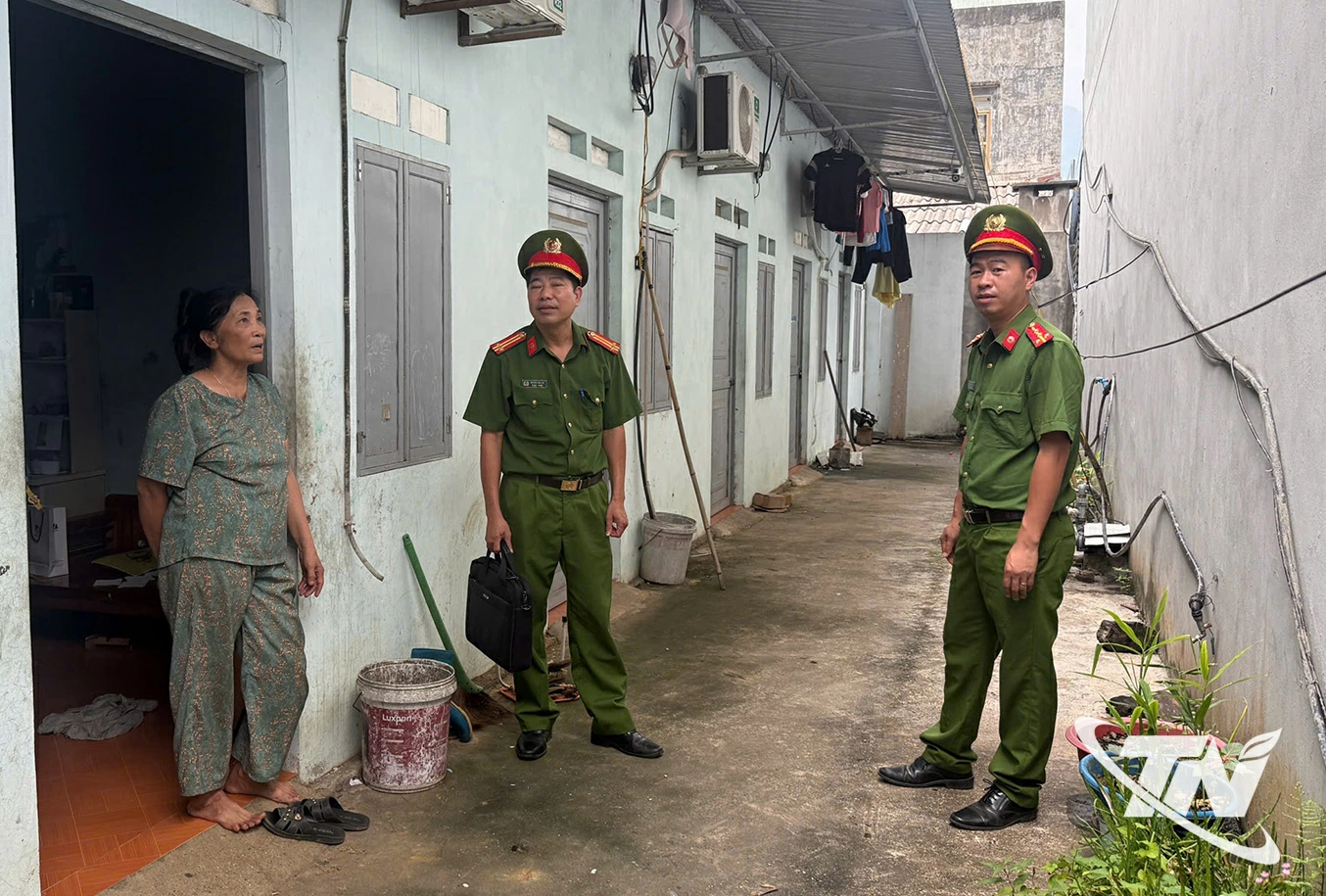 Lực lượng Công an xã Thanh Thịnh thường xuyên bám sát địa bàn, nắm tình hình cơ sở nhằm giữ vững an ninh trật tự phục vụ phát triển kinh tế - xã hội.