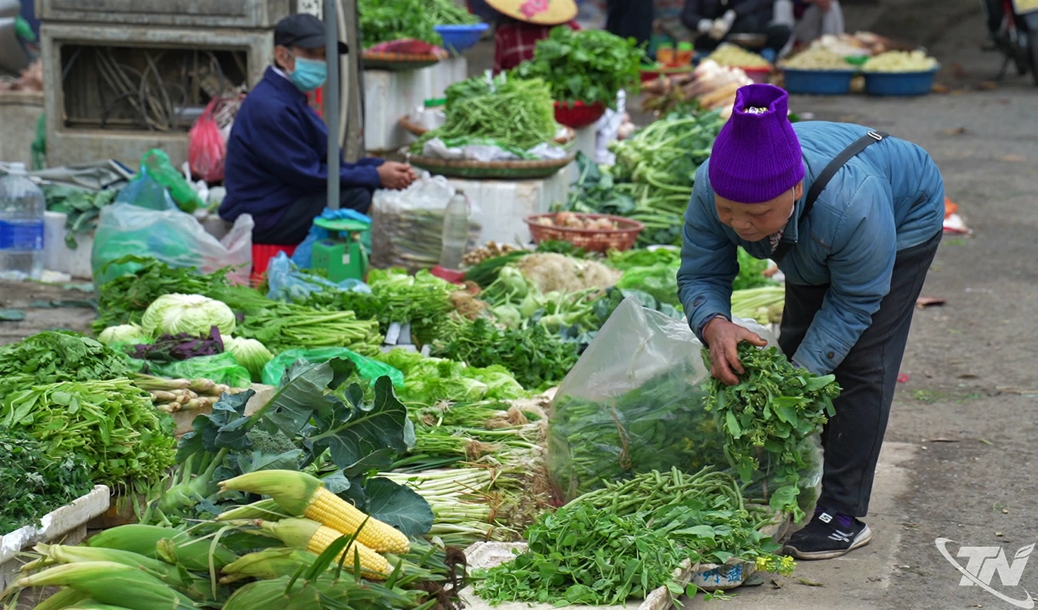 Từ sáng mùng 2 Tết, nhiều khu vực bán hàng ở chợ truyền thống đã hoạt động trở lại