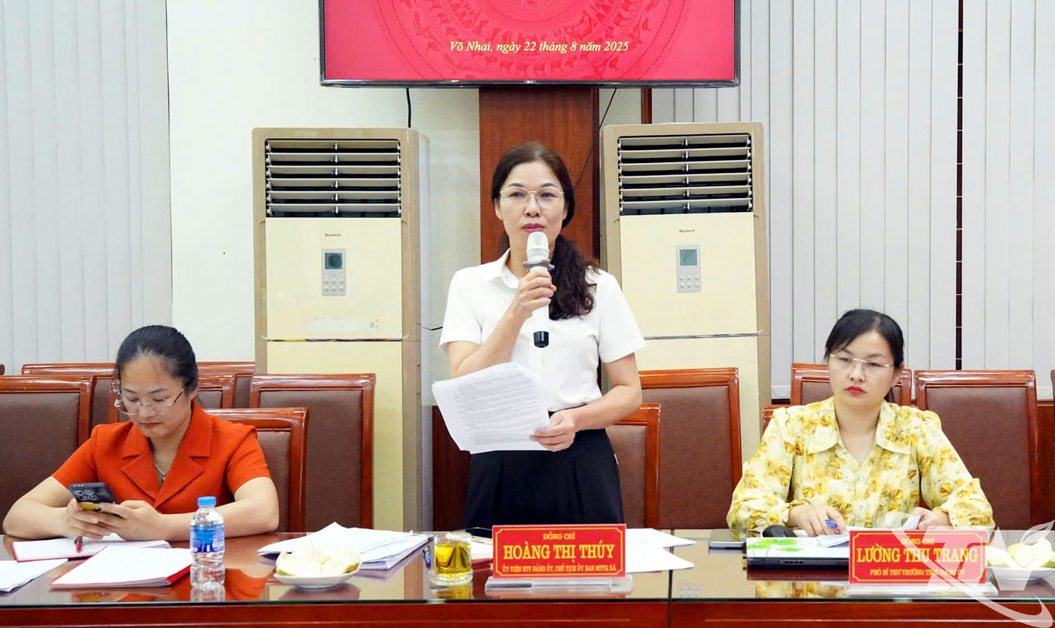 Đại diện các cơ quan chuyên môn của xã Võ Nhai phát biểu tại buổi làm việc