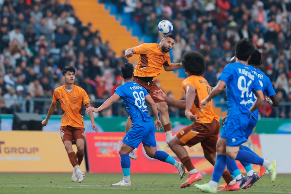 Bị dẫn b&agrave;n, Ho&agrave;ng Anh Gia Lai buộc phải d&acirc;ng cao đội h&igrave;nh tấn c&ocirc;ng.