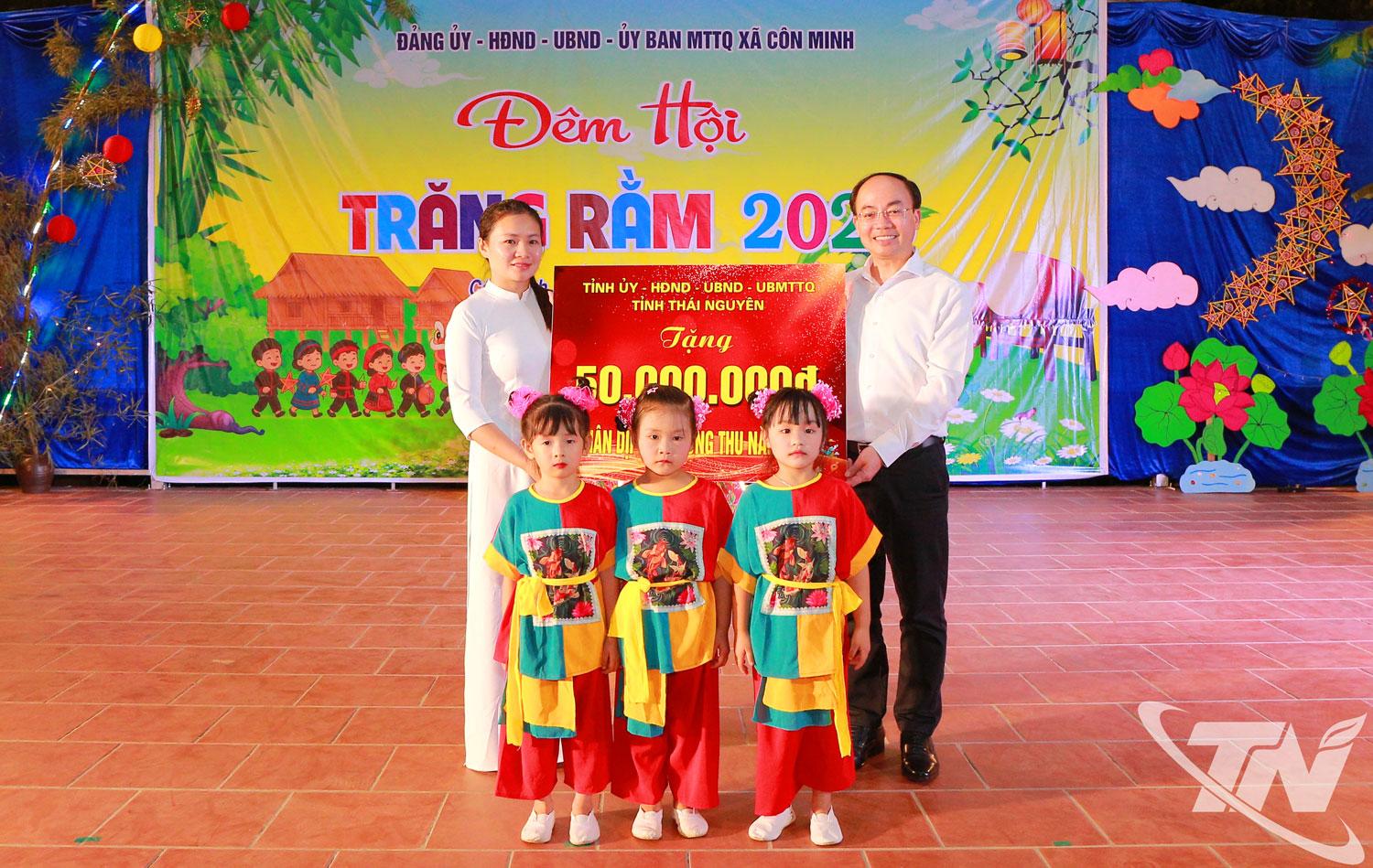 Đồng chí Nguyễn Đăng Bình trao tặng kinh phí cho Trường Mầm non Côn Minh mua sắm thiết bị dạy học.