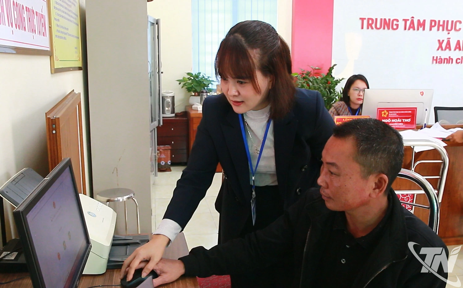 Cán bộ xã An Khánh hướng dẫn người dân nộp hồ sơ trực tuyến.