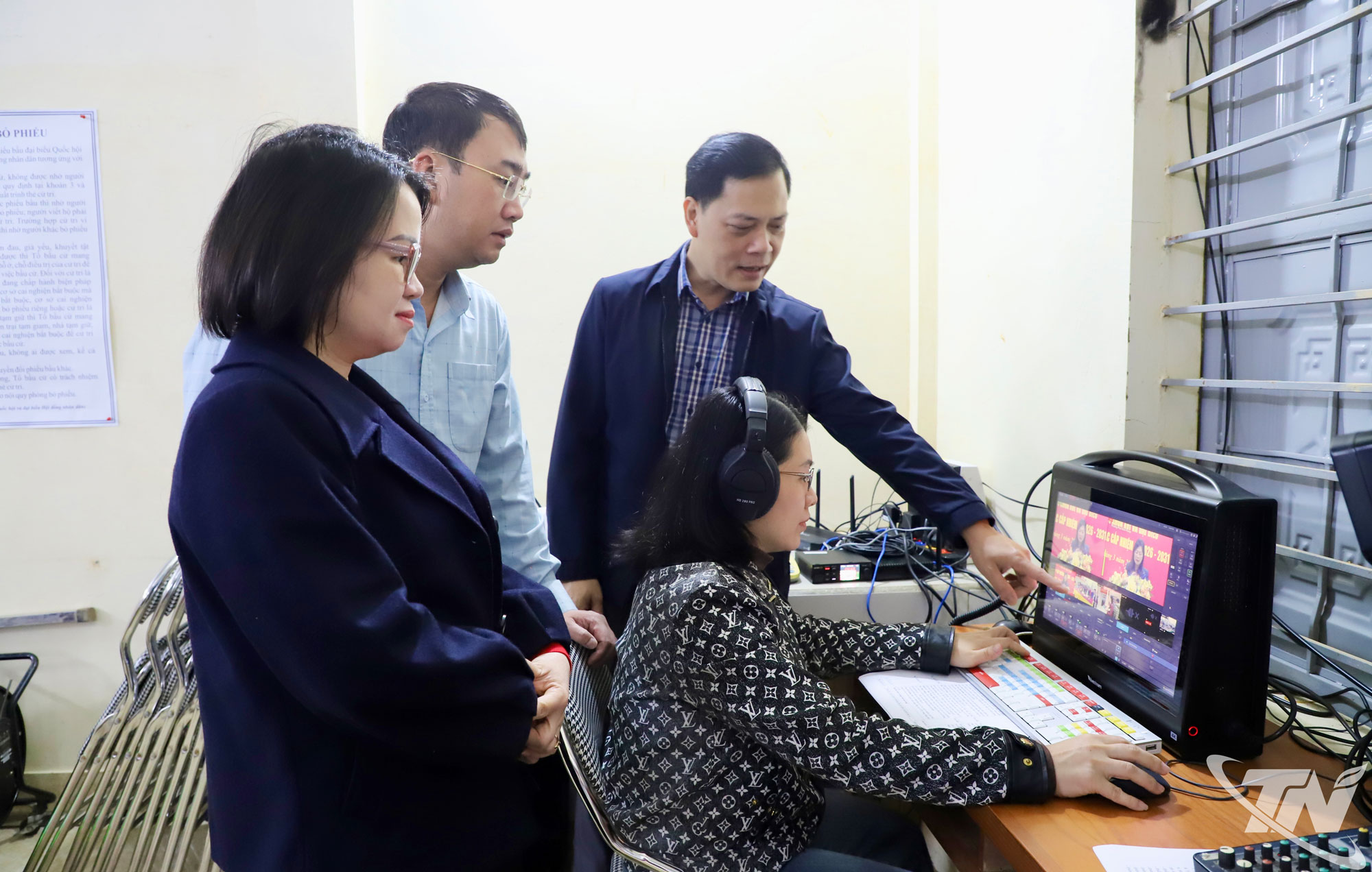 Lãnh đạo và bộ phận kỹ thuật của Báo và Phát thanh, Truyền hình Thái Nguyên kiểm tra thiết bị ghi hình, đường truyền tín hiệu trong buổi diễn tập cầu truyền hình ngày bầu cử tại phường Phan Đình Phùng.