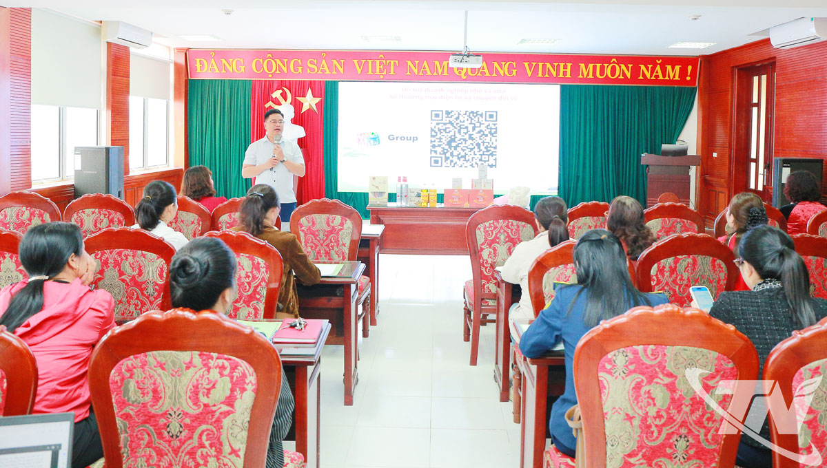 Học viên được truyền đạt các nội dung về mở gian hàng và hình ảnh sản phẩm trên các sàn TMĐT tại lớp tập huấn.