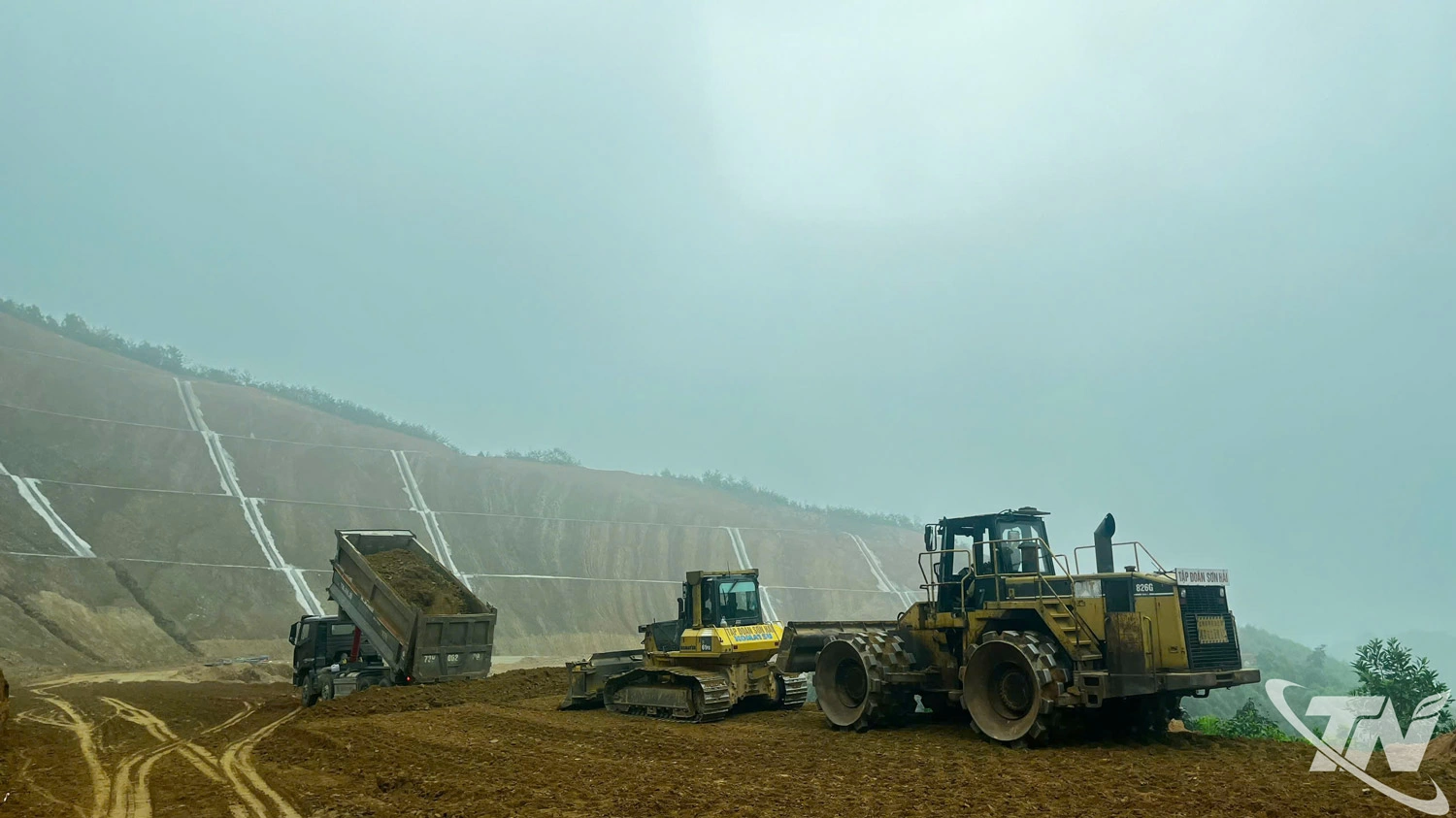 Tuyến đường Hồ Chí Minh đoạn Chợ Chu - ngã ba Trung Sơn đang được thi công nút giao tiếp giáp xã Hùng Lợi (tỉnh Tuyên Quang).