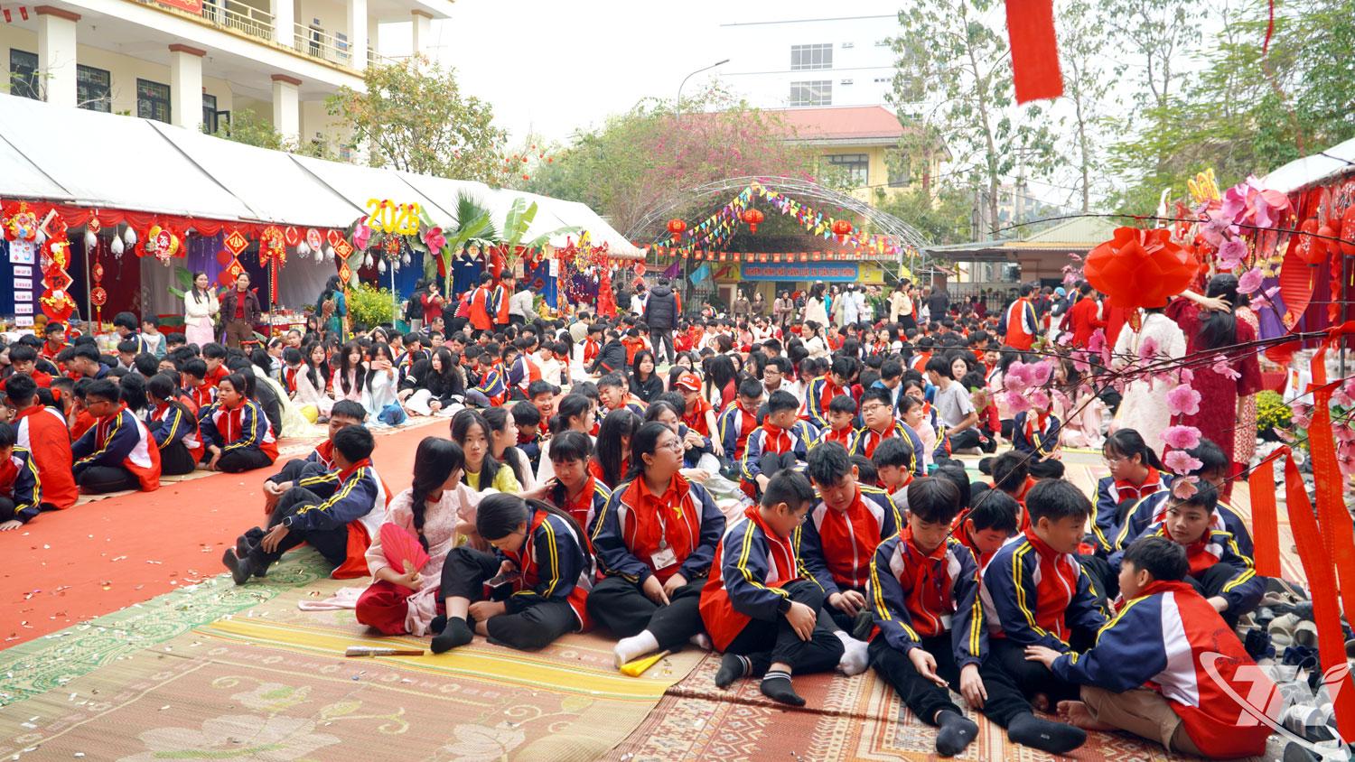 Học sinh háo hức với chương trình Ngày Tết quê em.