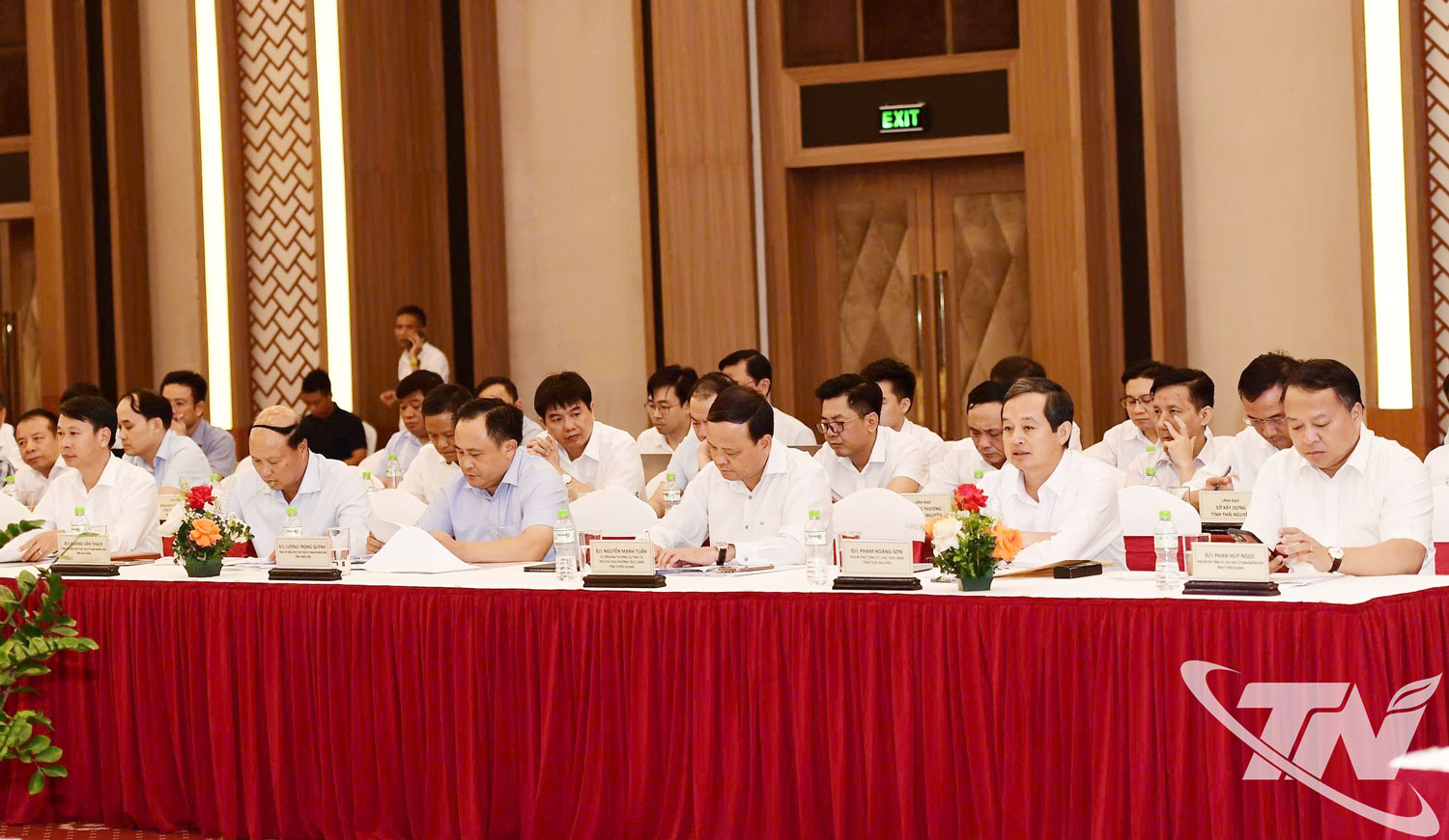 Các đại biểu tham dự buổi làm việc.