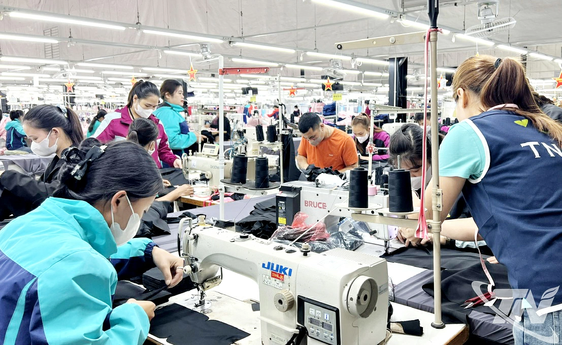 Cuối năm là dịp các đơn hàng dệt may xuất khẩu tăng mạnh, đóng góp quan trọng vào mức tăng trưởng giá trị xuất khẩu hàng hóa trên địa bàn tỉnh.