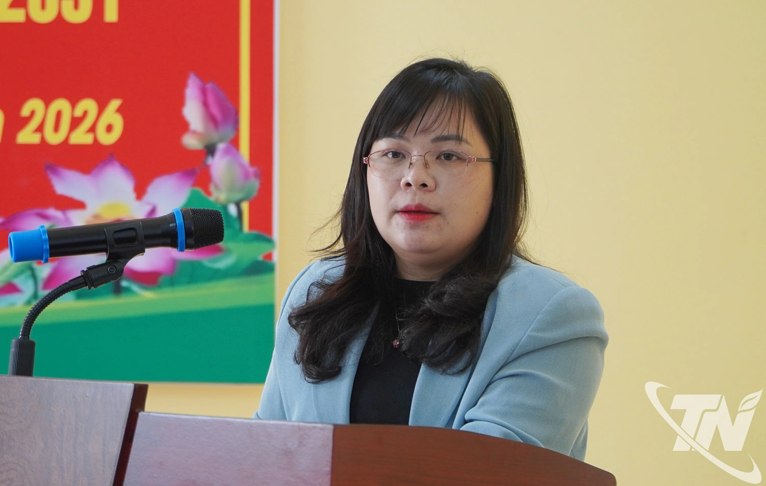 Bà Triệu Thị Tuyên trình bày chương trình hành động trước cử tri.