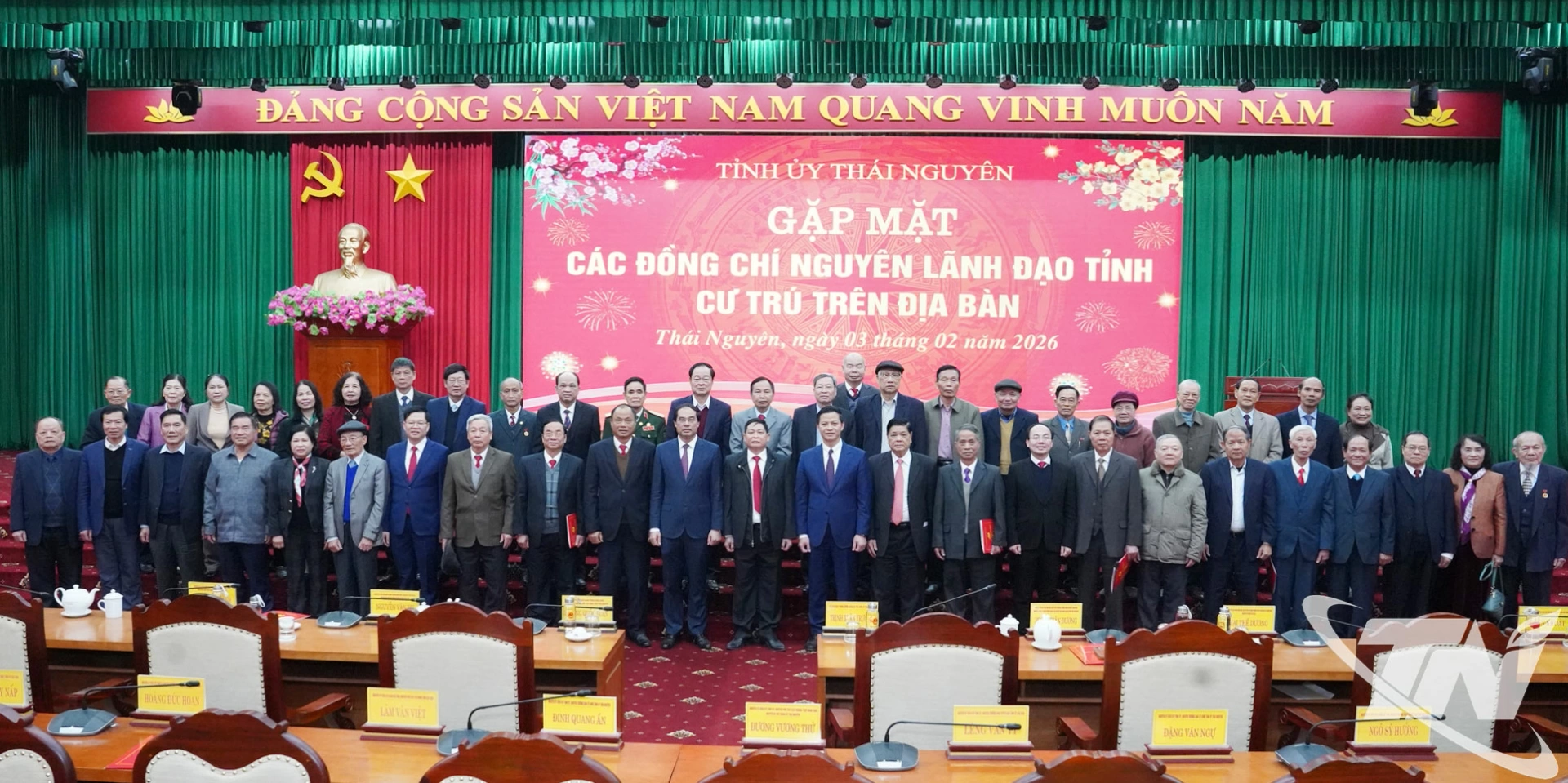 C&aacute;c đồng ch&iacute; l&atilde;nh đạo tỉnh v&agrave; đại biểu chụp ảnh lưu niệm.