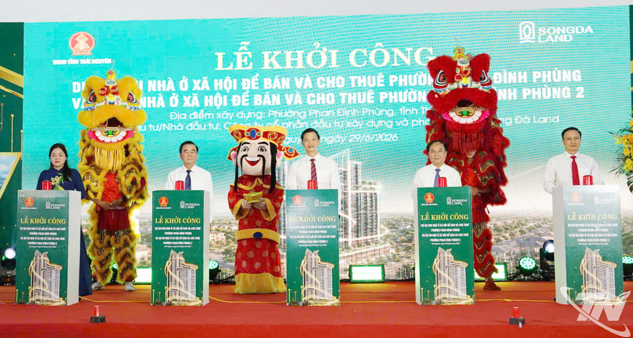 Các đồng chí lãnh đạo tỉnh Thái Nguyên và đại biểu thực hiện nghi thức khởi công 2 dự án nhà ở xã hội.