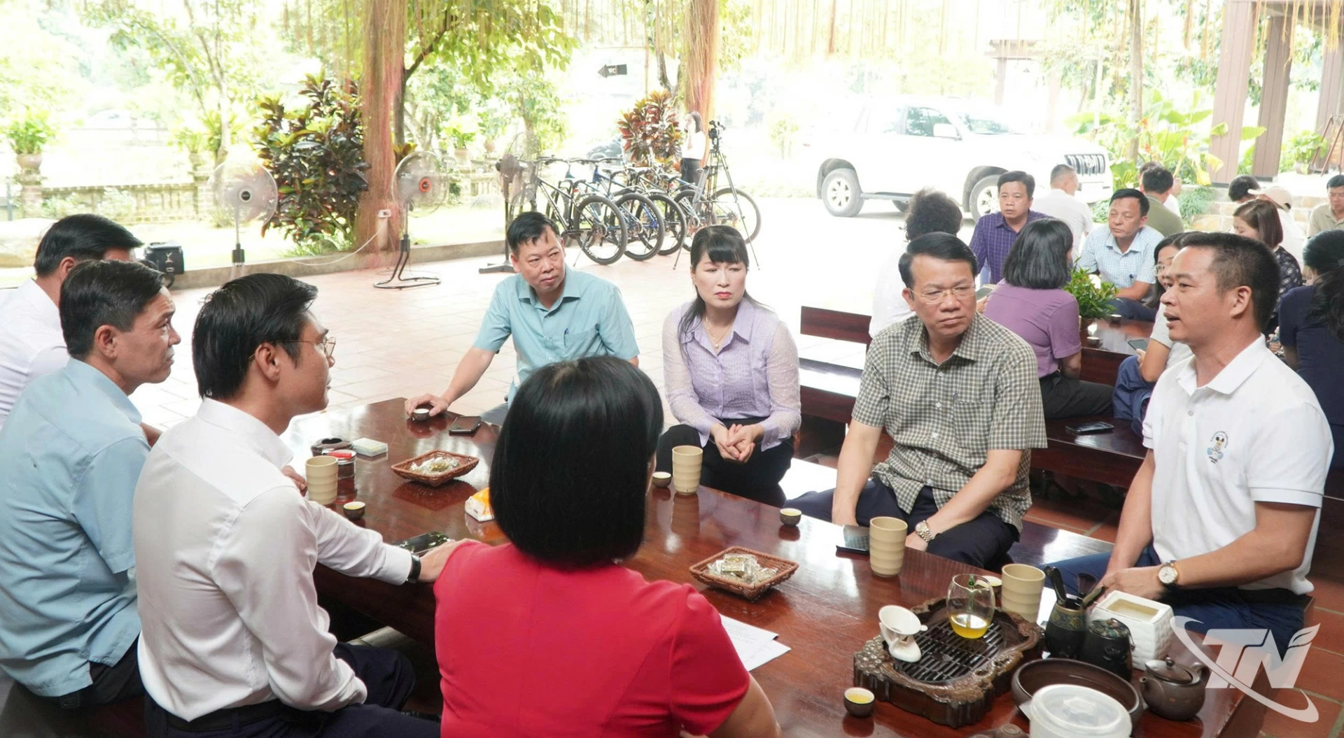 Đồng chí Dương Văn Lượng và Đoàn công tác khảo sát tại Hợp tác xã Trà và Du lịch cộng đồng Tiến Yên.