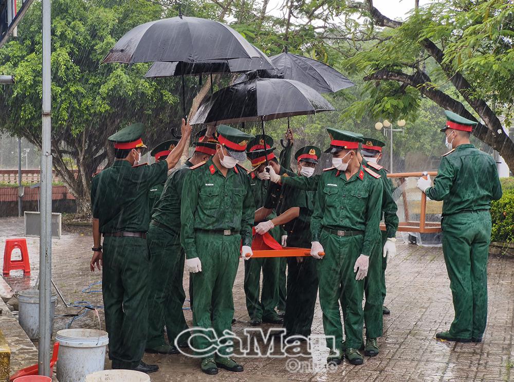 Dưới cơn mưa, công việc khai quật và lấy mẫu sinh phẩm vẫn diễn ra âm thầm, gấp rút.