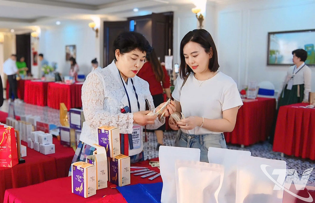 Tìm hiểu sản phẩm tại không gian kết nối bên lề Hội nghị xúc tiến đầu tư giữa doanh nghiệp Thái Nguyên và Hàn Quốc.