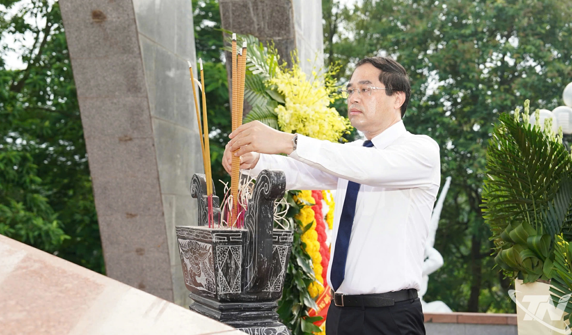 Đồng chí Bí thư Tỉnh ủy Trịnh Xuân Trường dâng hương tưởng niệm các Anh hùng liệt sĩ.