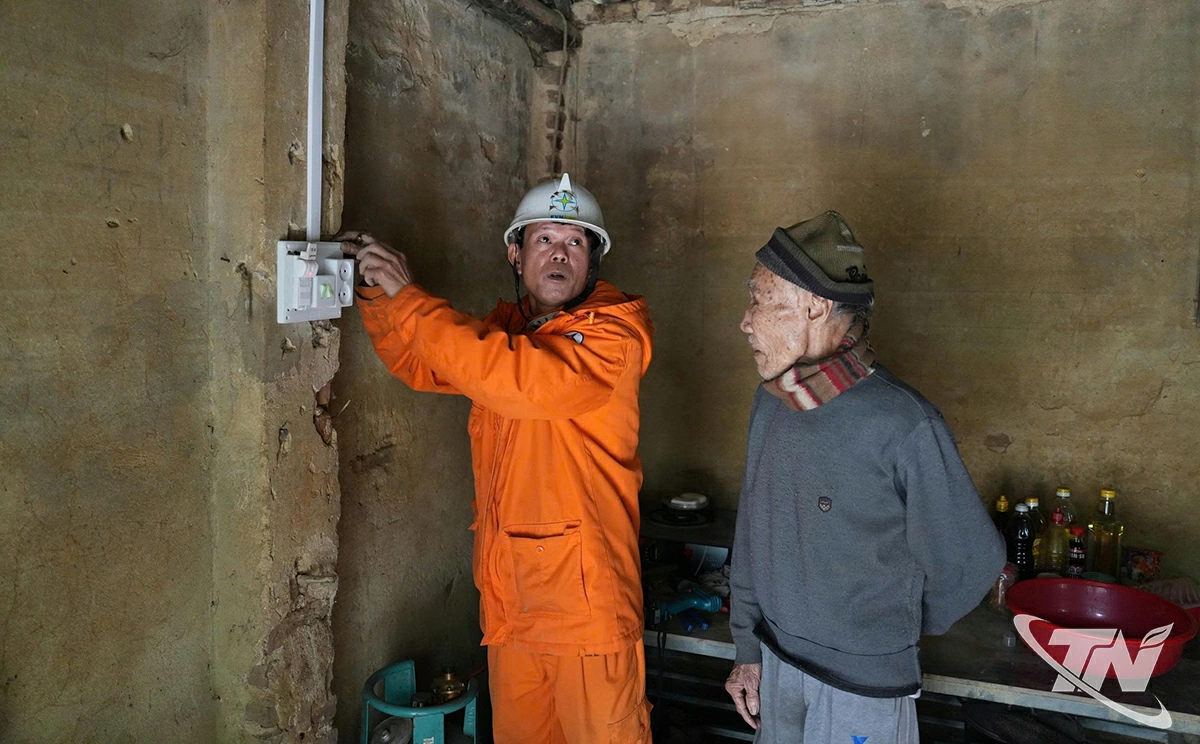 C&aacute;n bộ Điện lực khu vực Ph&uacute; B&igrave;nh lắp đặt hệ thống điện sinh hoạt  cho gia đ&igrave;nh &ocirc;ng Dương Đ&igrave;nh Tr&aacute;c, x&oacute;m Ph&uacute; Minh, x&atilde; T&acirc;n Kh&aacute;nh.