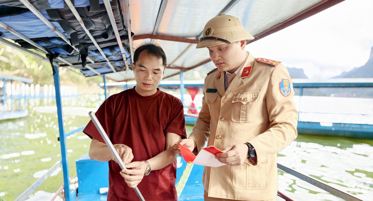 Lực lượng Cảnh sát đường thuỷ tổ chức ký cam kết bảo đảm TTATGT trên đường thuỷ nội địa.