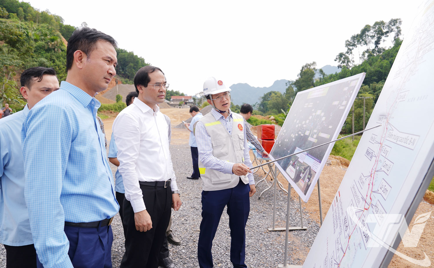 Đại diện nhà thầu báo cáo tiến độ thi công giai đoạn 2 của Dự án đường Hồ Chí Minh đoạn Chợ Chu – Ngã ba Trung Sơn.