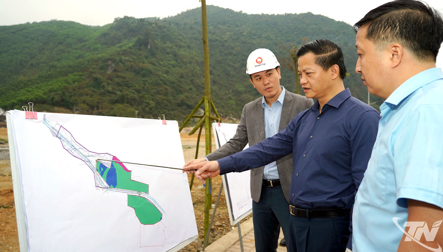 Đồng chí Chủ tịch UBND tỉnh Vương Quốc Tuấn kiểm tra, nghe báo cáo tình hình tại Cụm công nghiệp Quảng Chu (xã Chợ Mới).