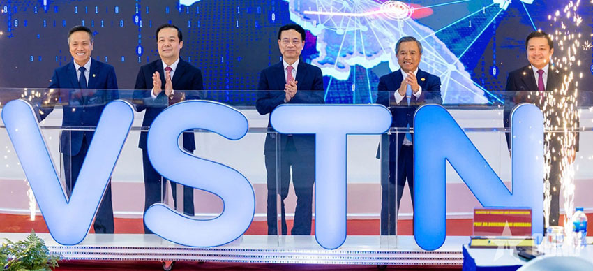 Các đại biểu thực hiện nghi thức khai trương tuyến cáp đất quốc tế VSTN.  