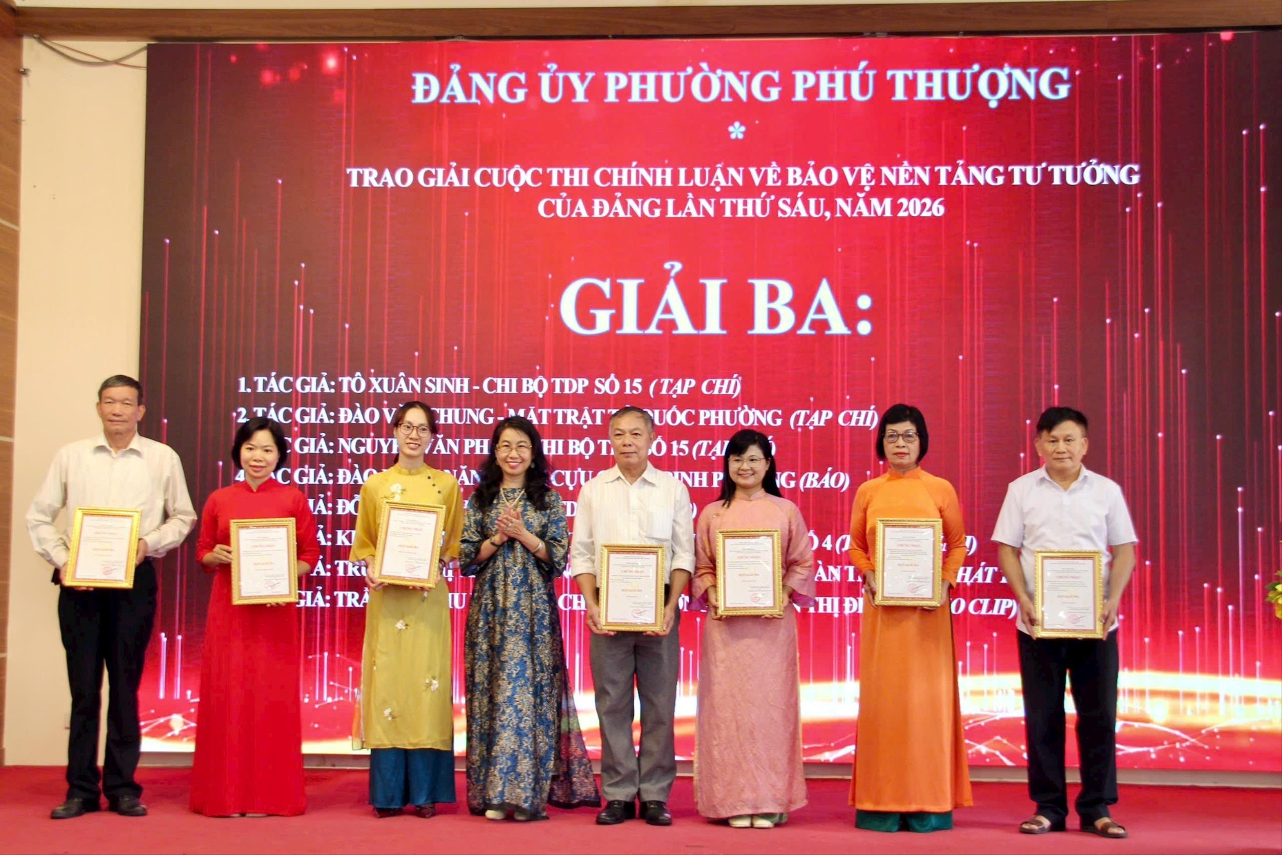 Đồng chí Nguyễn Thị Minh Phương - Phó Trưởng phòng Văn hoá - Văn nghệ Ban Tuyên giáo Dân vận Thành ủy trao Giấy chứng nhận cho các tác giả/nhóm tác giả đạt giải Ba của cuộc thi. Ảnh: Hoàng Vũ