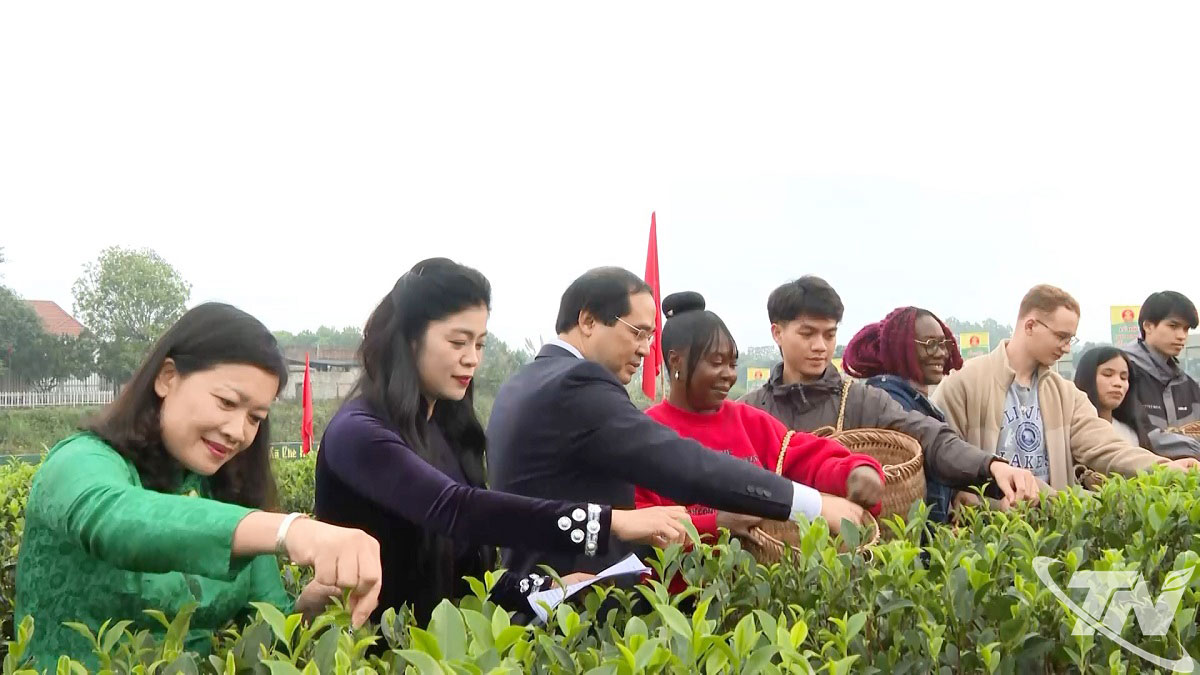 Đồng ch&iacute; B&iacute; thư Tỉnh ủy Trịnh Xu&acirc;n Trường c&ugrave;ng c&aacute;c đại biểu trải nghiệm h&aacute;i ch&egrave;.