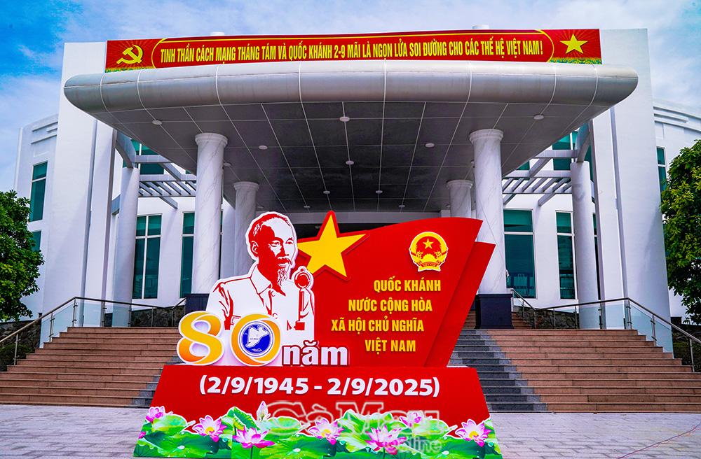 Trung t&acirc;m Hội nghị tỉnh trưng b&agrave;y h&igrave;nh ảnh, hiện vật kỷ niệm 80 năm C&aacute;ch mạng th&aacute;ng T&aacute;m v&agrave; Quốc kh&aacute;nh 2/9. Ảnh: Huỳnh L&acirc;m