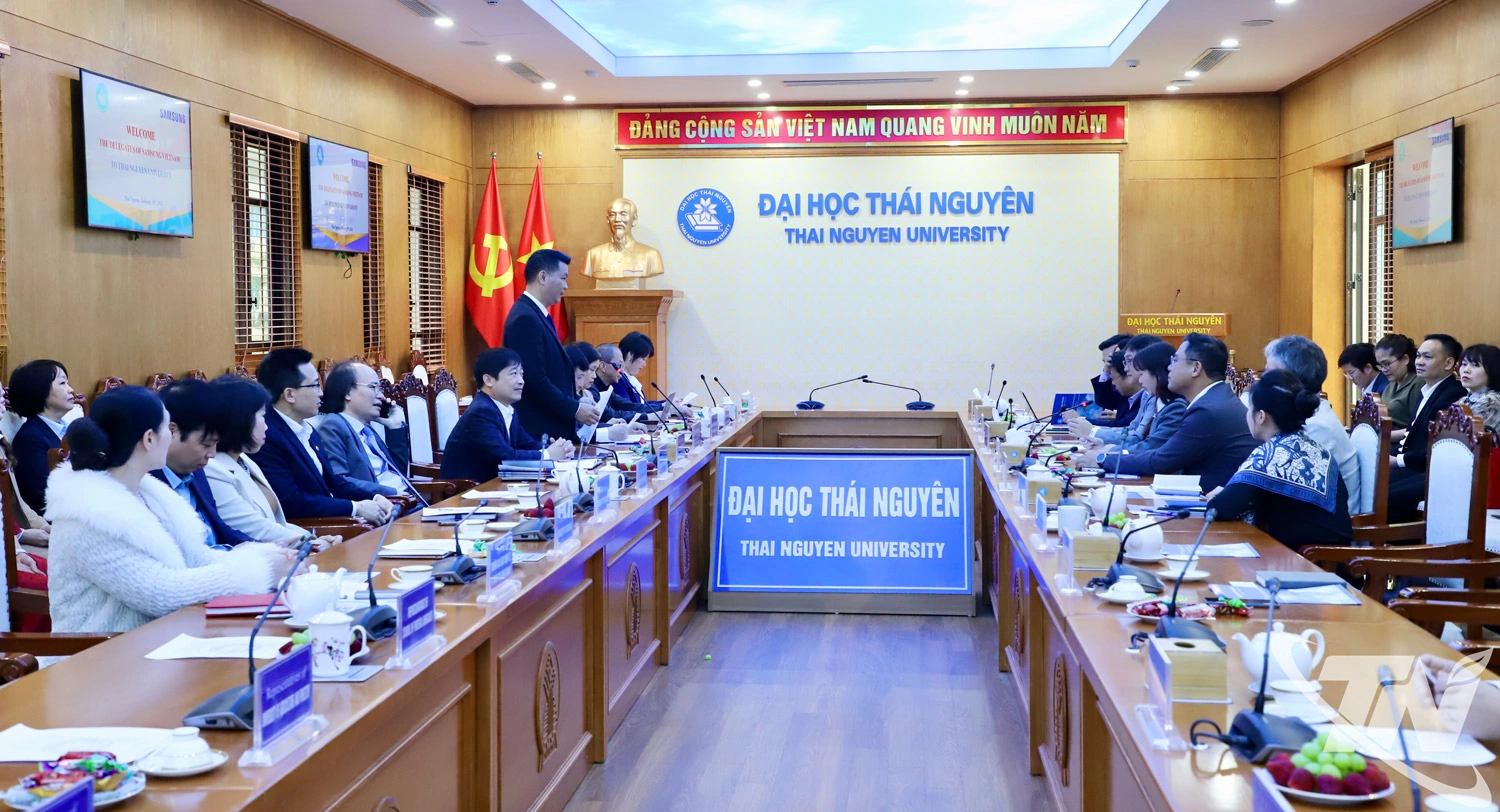 Các đại biểu dự buổi làm việc.