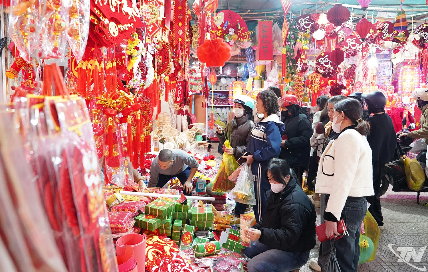 Người dân mua sắm đồ trang trí ngày Tết tại Chợ Thái.