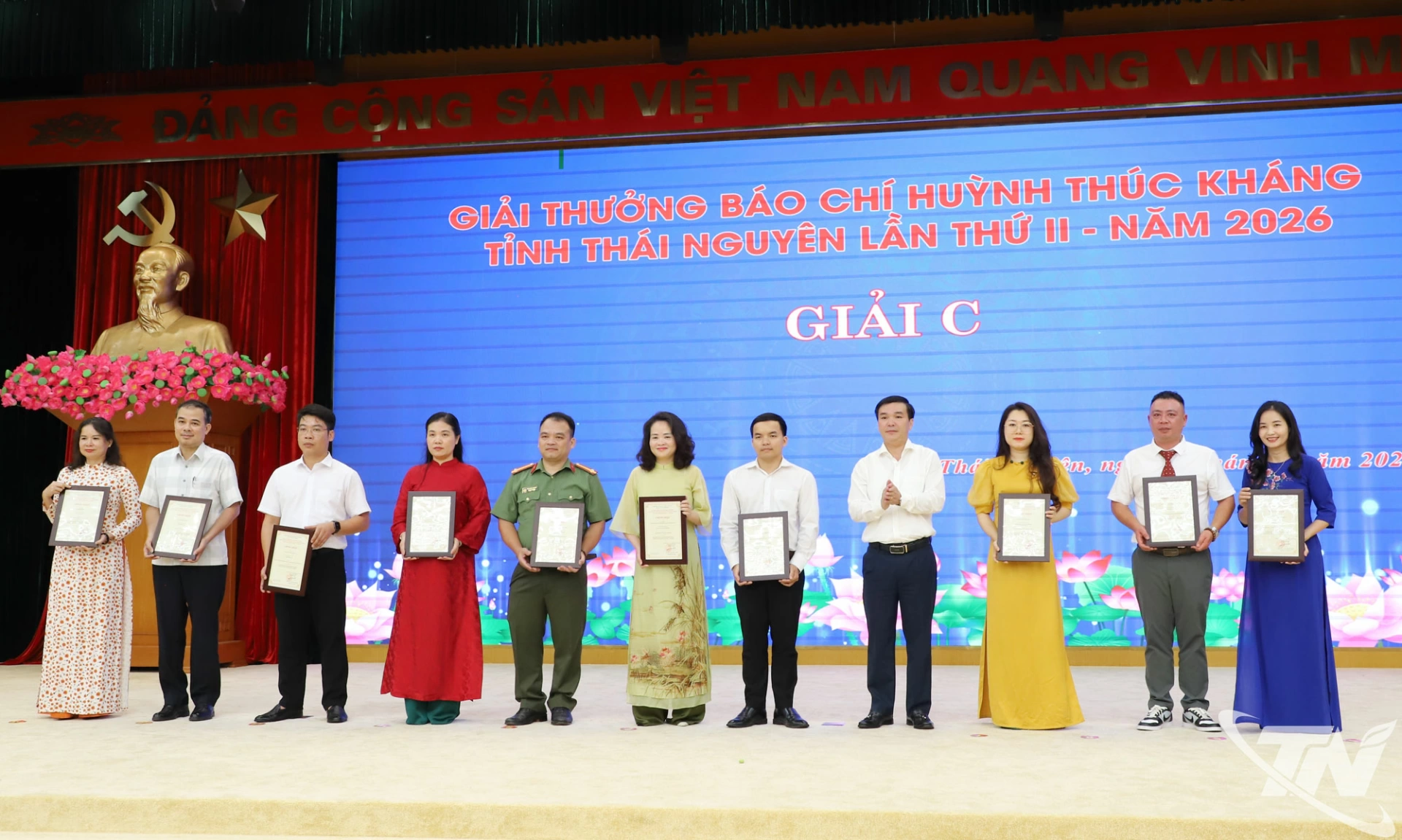 Các tác giả, đại diện nhóm tác giả nhận giải C.