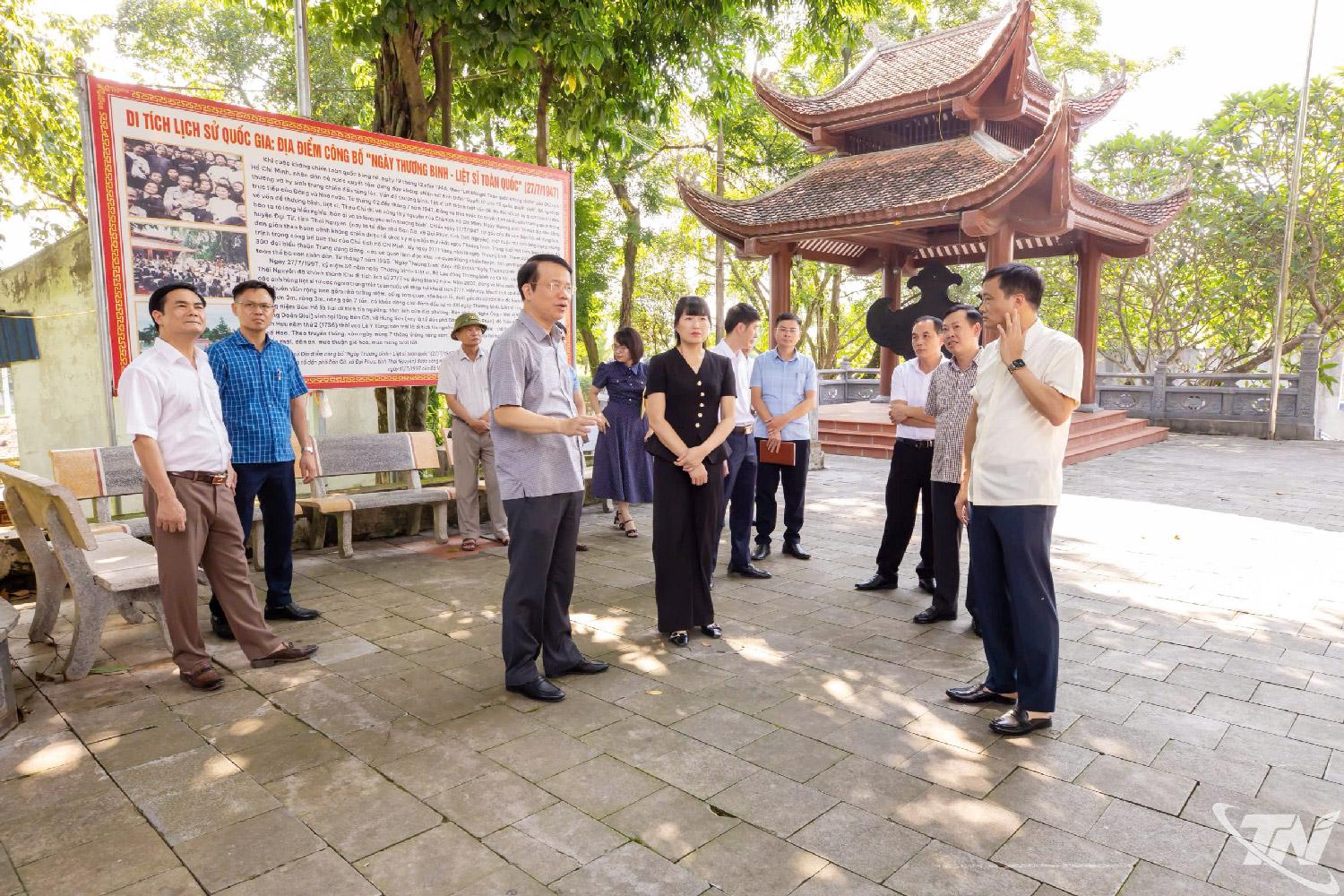 Đoàn công tác nghe báo cáo về hiện trạng và phương án tu bổ, tôn tạo Khu di tích lịch sử Quốc gia 27/7 tại xã Đại Phúc.