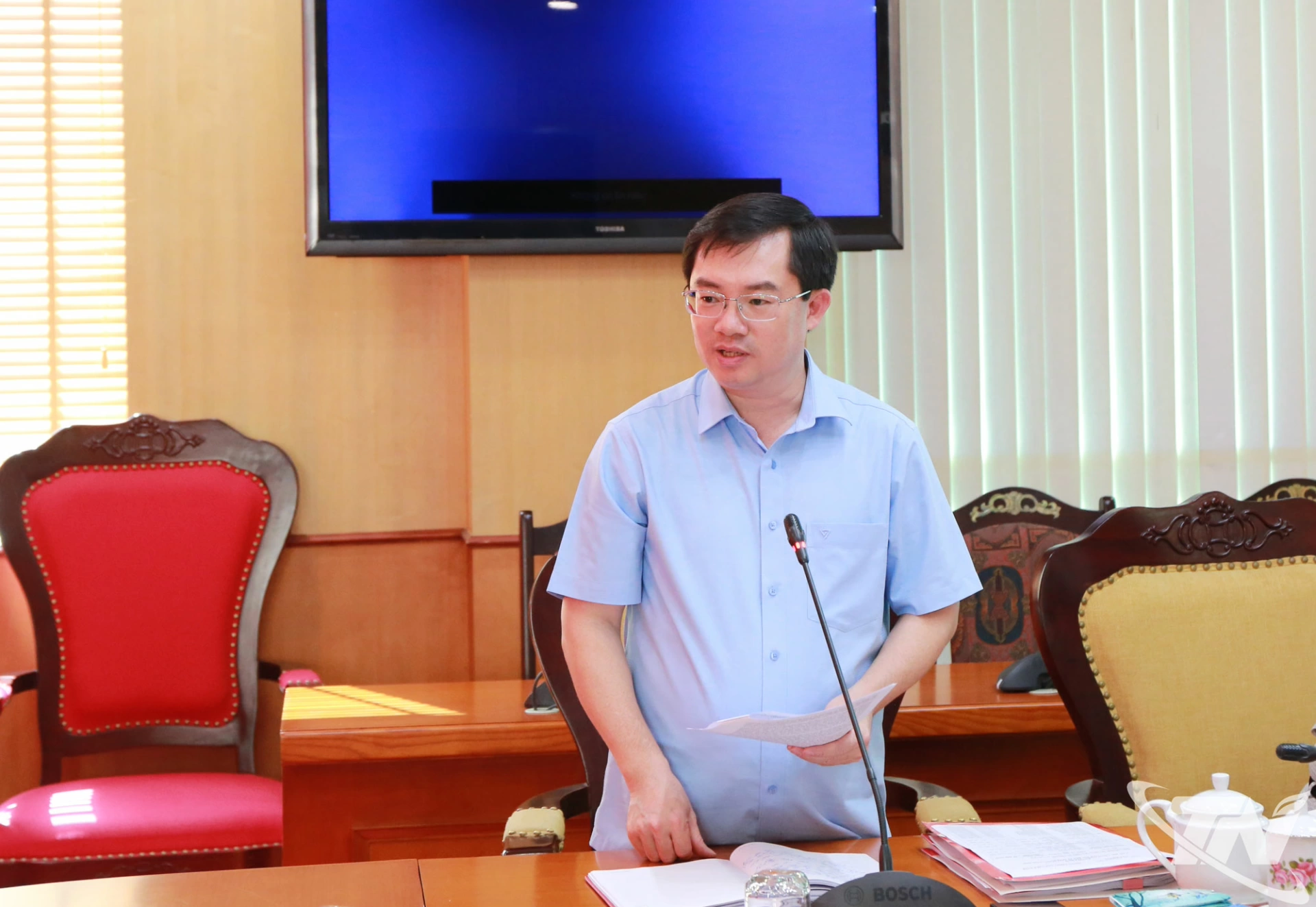 Đồng chí Nguyễn Thành Minh, Ủy viên Ban Thường vụ, Chánh Văn phòng Tỉnh ủy, báo cáo tình hình hoạt động của Văn phòng Tỉnh ủy.