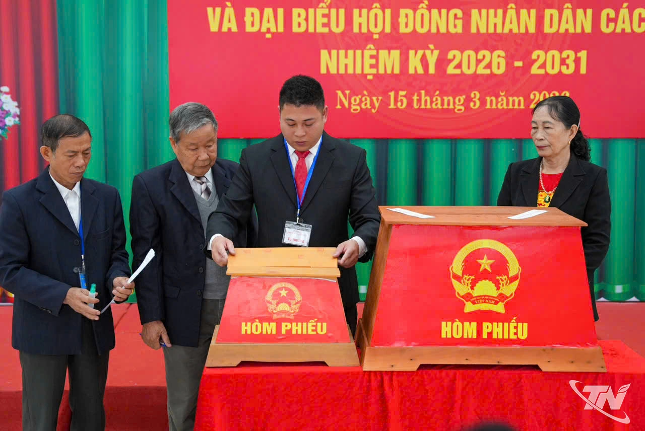 Quy trình kiểm tra hòm phiếu tại tổ bầu cử số 3, phường Vạn Xuân